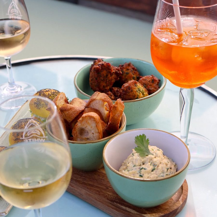 AFTERWORK%20HOUR%20%40white_labaule%20%20Fin%20de%20journ%C3%A9e%2C%20place%20au%20chill.%20%20%20Rejoignez-nous%20pour%20un%20moment%20gourmand%20autour%20de%20Spritz%20bien%20et%20de%20petites%20bouch%C3%A9es%20raffin%C3%A9es%20!%20%20White%20%E…